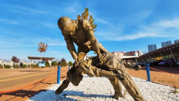 Tartışma yaratan heykeller! Rektörden 'uzun eşek heykeli' açıklaması: Bazı şeylerin fiyatları sorgulanmaz