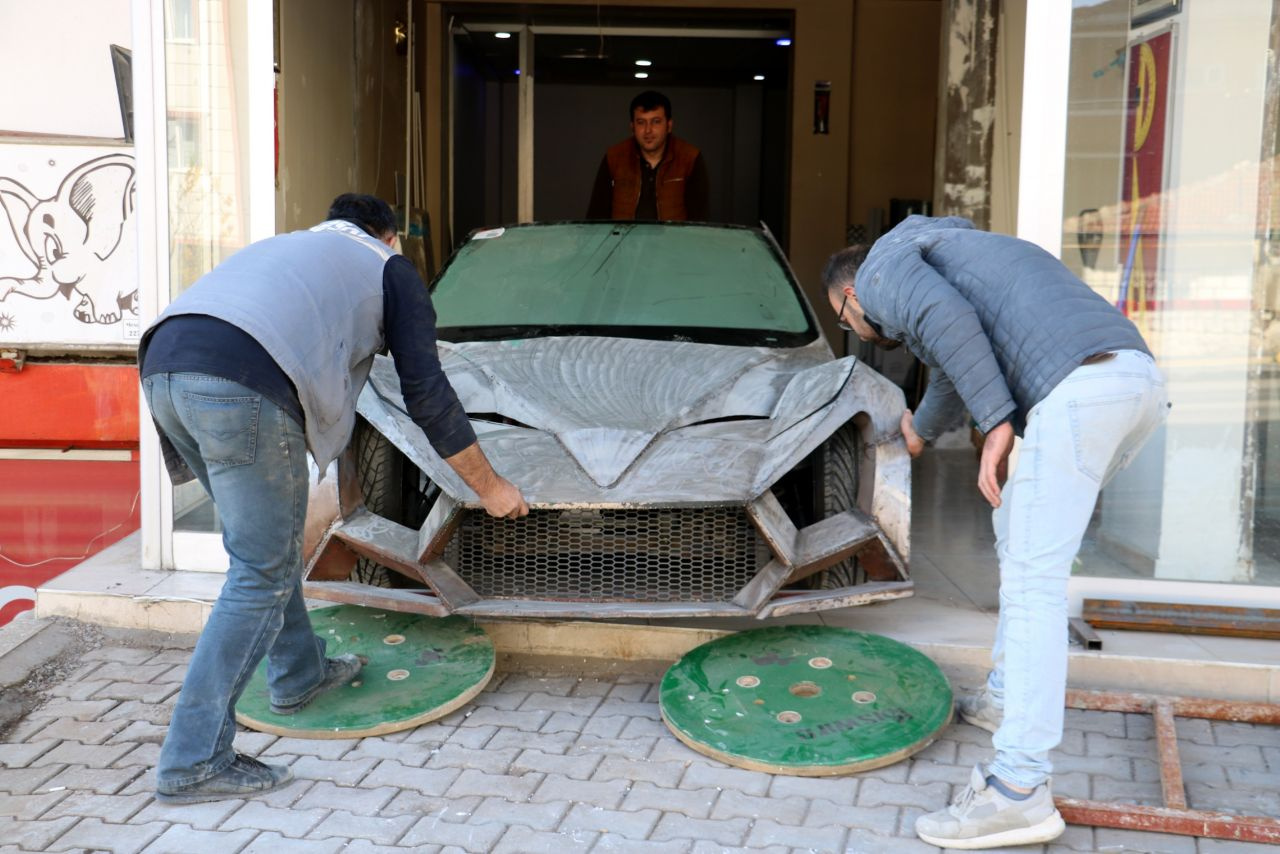Sivas'ta görenlerin ağzı açık kaldı otomobili kendi yaptı çıkarabilmek için iş yerinin duvarını yıktı
