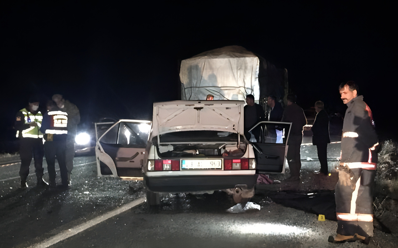 Elazığ'da otomobil TIR'ın altına girdi 2 ölü 2 yaralı