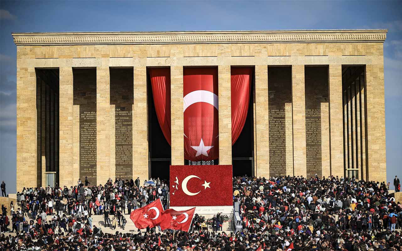 Atatürksüz hutbe tartışmasına Yeni Şafak yazarından Anıtkabir'de Kuran okutulsun önerisi