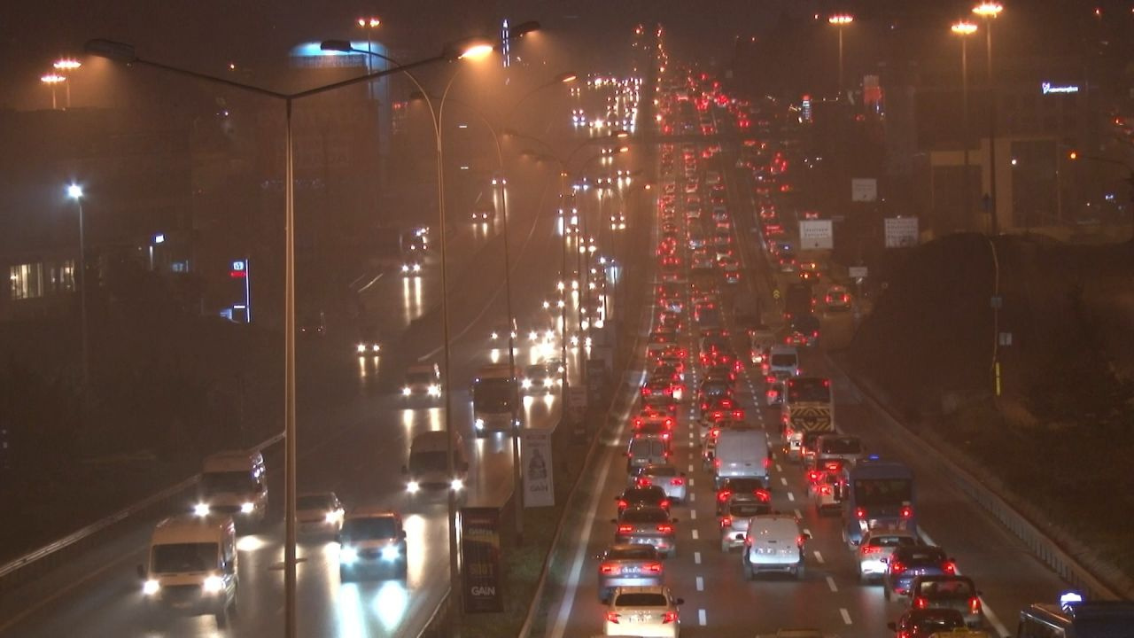 İstanbul trafiği kilit oldu! Sis vurdu yoğunluk yüzde 60'ı gördü