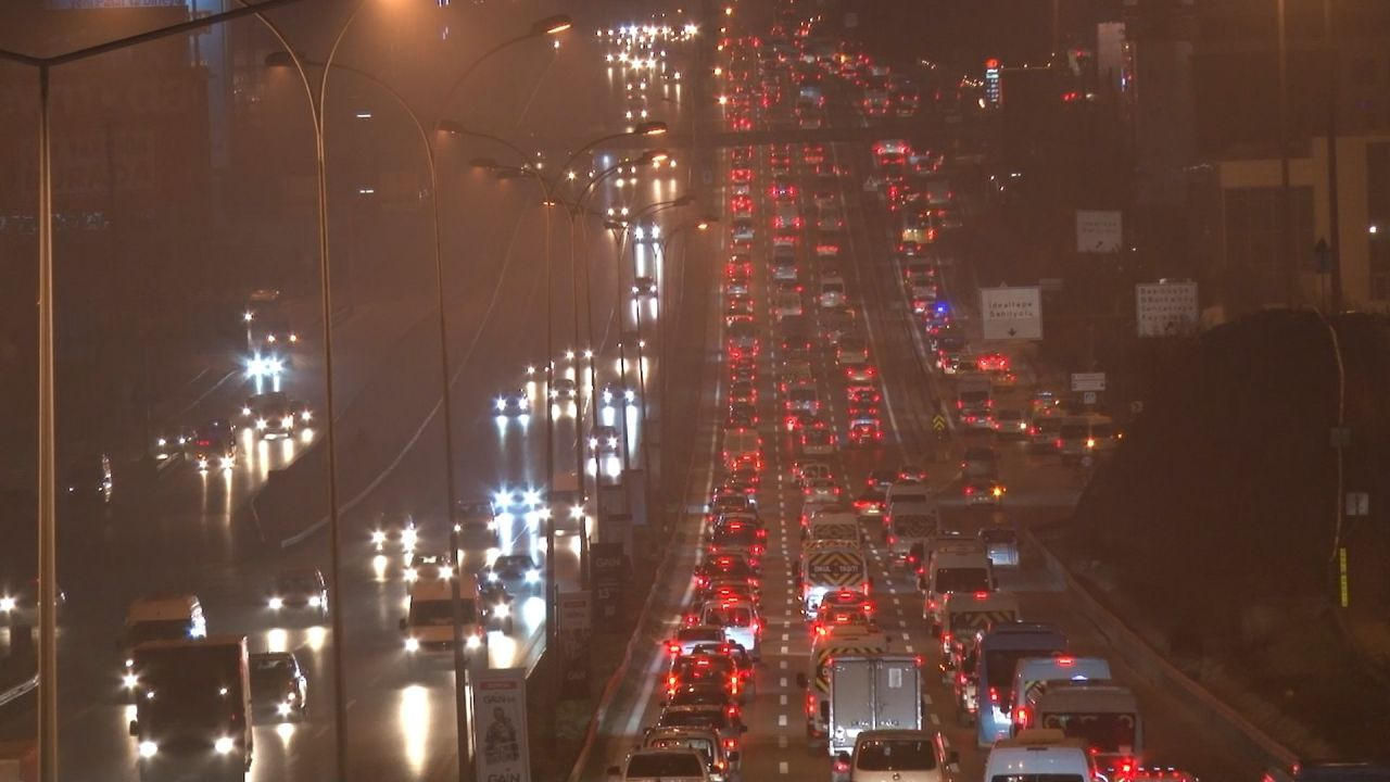 İstanbul trafiği kilit oldu! Sis vurdu yoğunluk yüzde 60'ı gördü