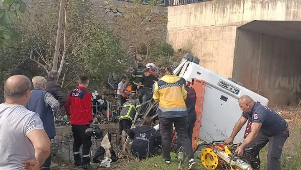 Kocaeli'de öğrenci servisi dere yatağına devrildi 2 ölü 20 yaralı