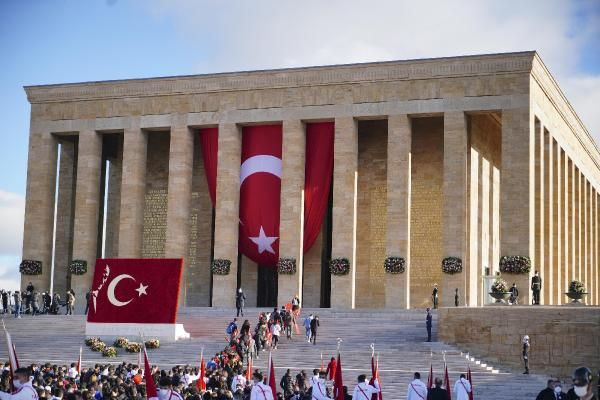 Atatürk'ün ebediyete intikalinin 83. yılında vatandaşlar Anıtkabir'e akın etti