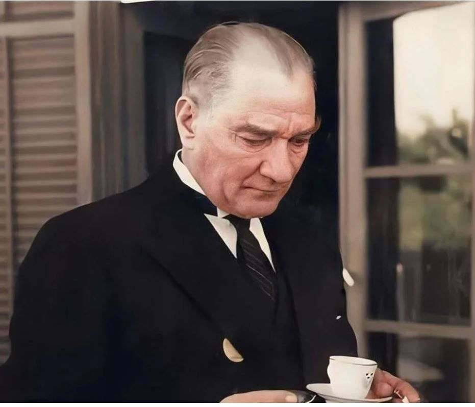 Ünlülerden 10 Kasım Atatürk'ün 83. ölüm yıl dönümü paylaşımları...
