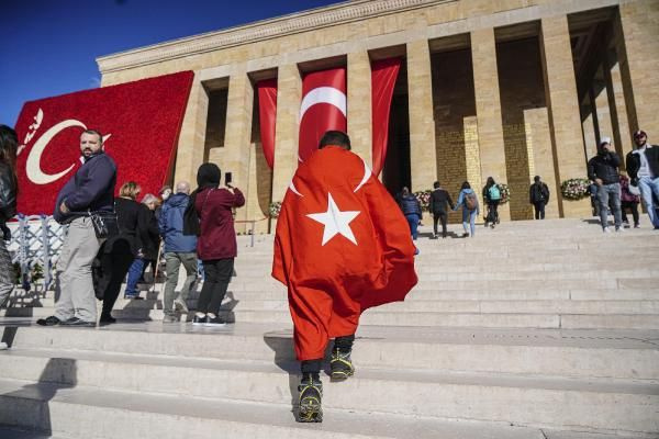 Atatürk'ün ebediyete intikalinin 83. yılında vatandaşlar Anıtkabir'e akın etti