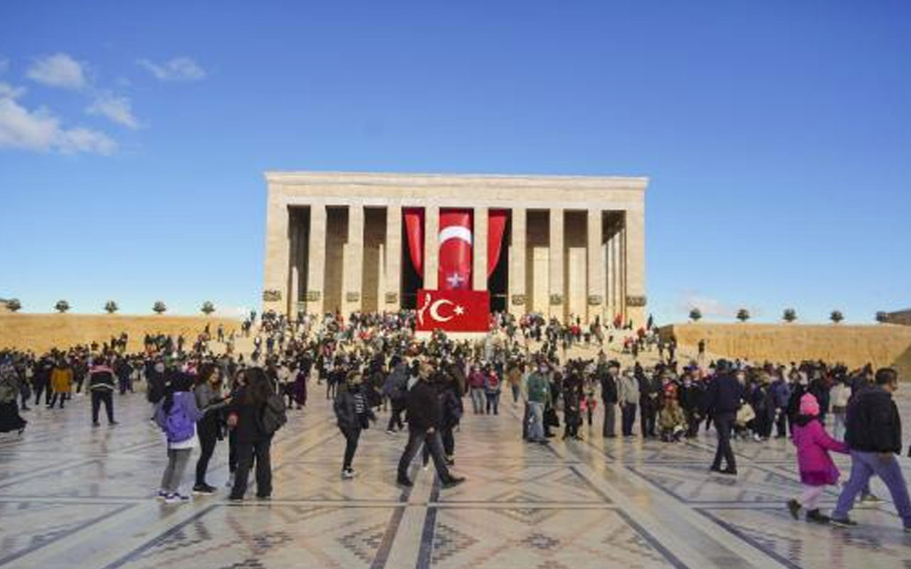 Atatürk'ün ebediyete intikalinin 83. yılında vatandaşlar Anıtkabir'e akın etti