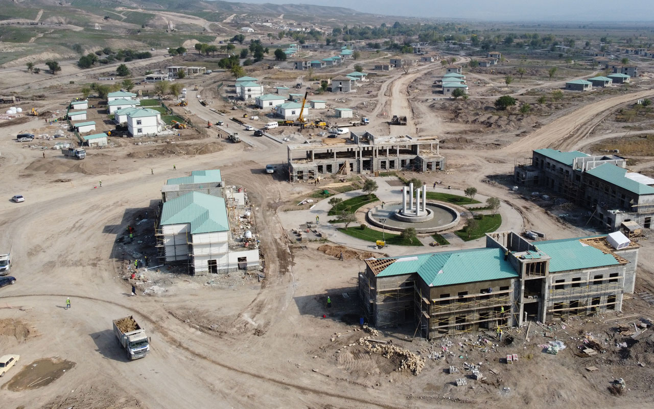 Karabağ ve çevresi bir yılda modern projelerin şantiye alanına dönüştü