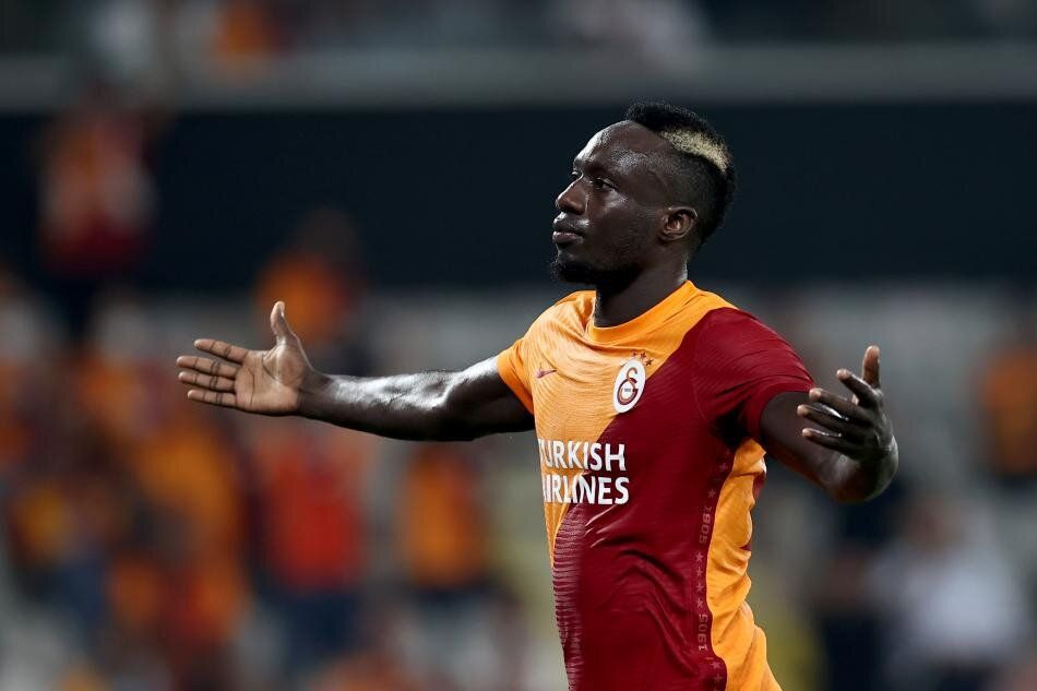 Galatasaraylı Diagne banyodan canlı yayın yaptı İrem Derici'yi mest etti