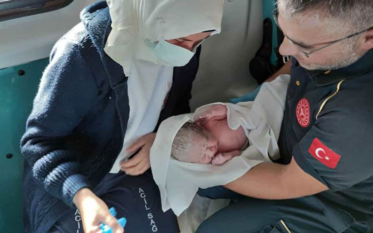Hastane yolunda doğum sancıları başlayan anne, ambulansta doğum yaptı