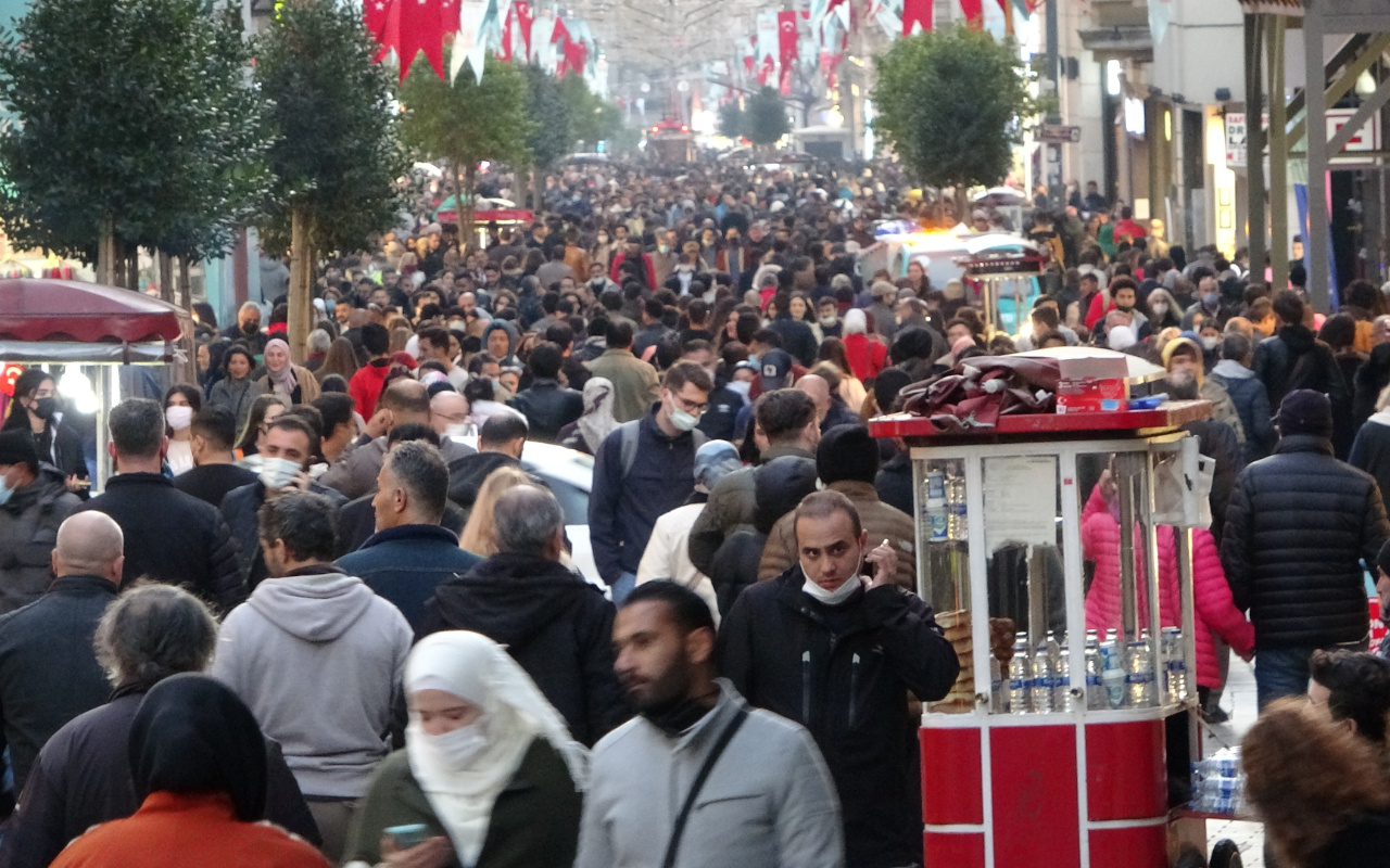 İstanbul İstiklal Caddesi'nde koronavirüs unutuldu