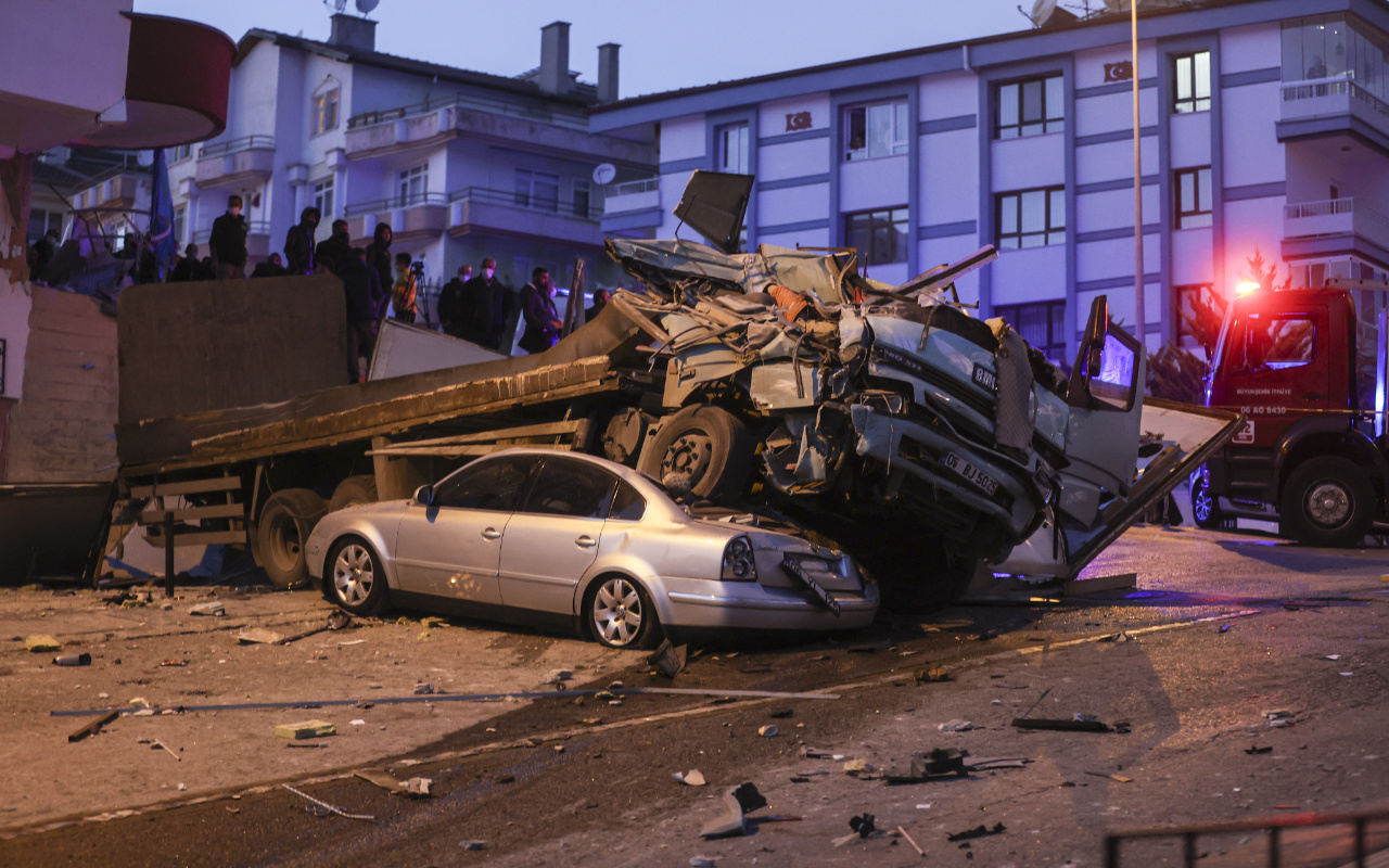 Ankara'da freni boşalan kamyon araçları ezdi