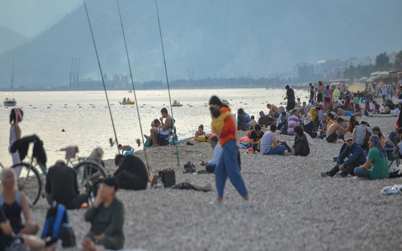 Antalya'da kasım ayında deniz keyfi! Ünlü sahil doldu taştı