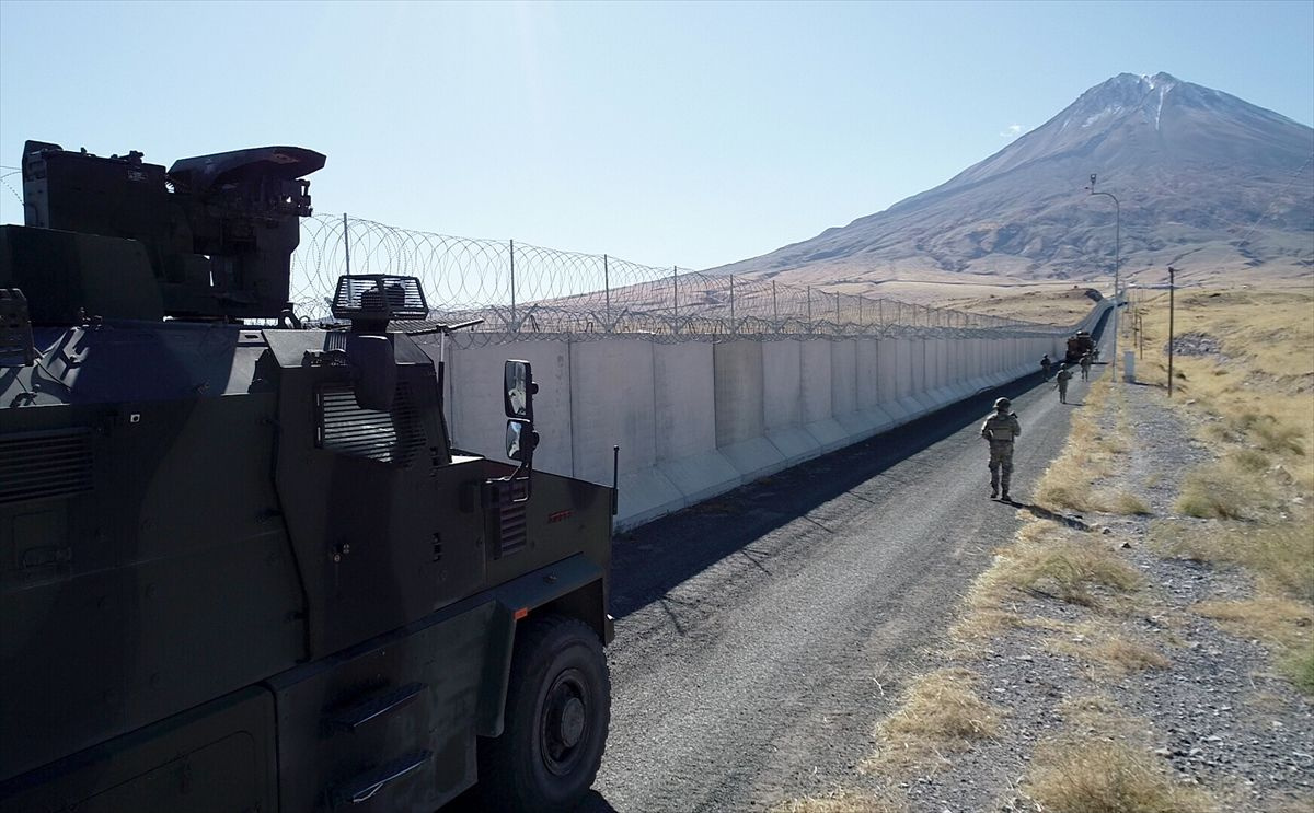 İran sınırındaki güvenlik duvarı Mehmetçik'e kalkan terörist ve kaçakçılara set oluyor