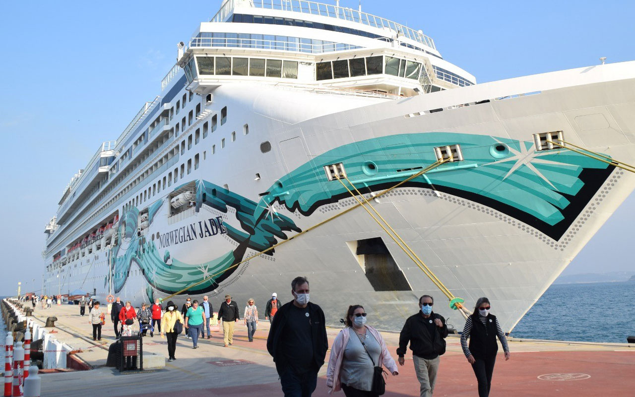 Esnafın yüzü güldü! 15 katlı ultra lüks yolcu gemisi Kuşadası'na 900 turist getirdi