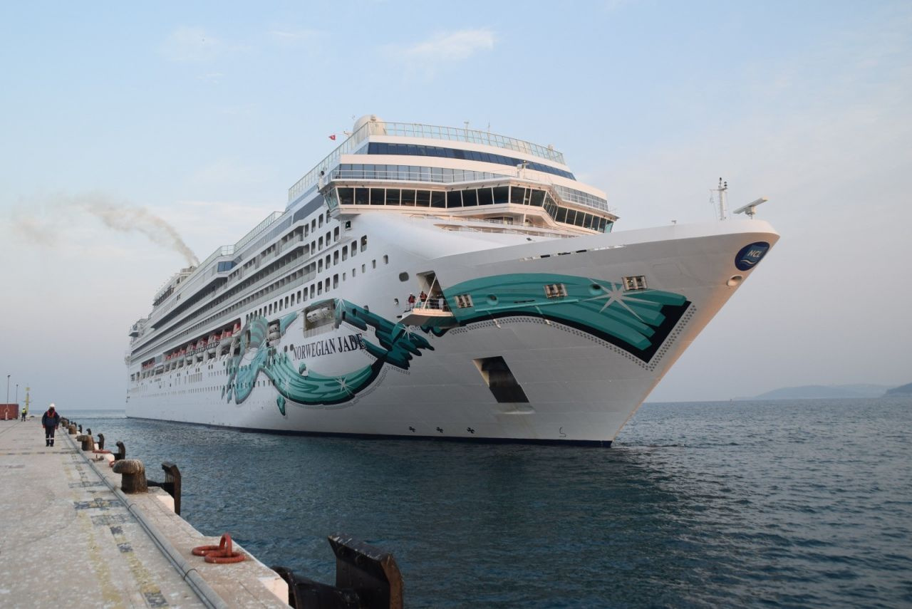 Esnafın yüzü güldü! 15 katlı ultra lüks yolcu gemisi Kuşadası'na 900 turist getirdi