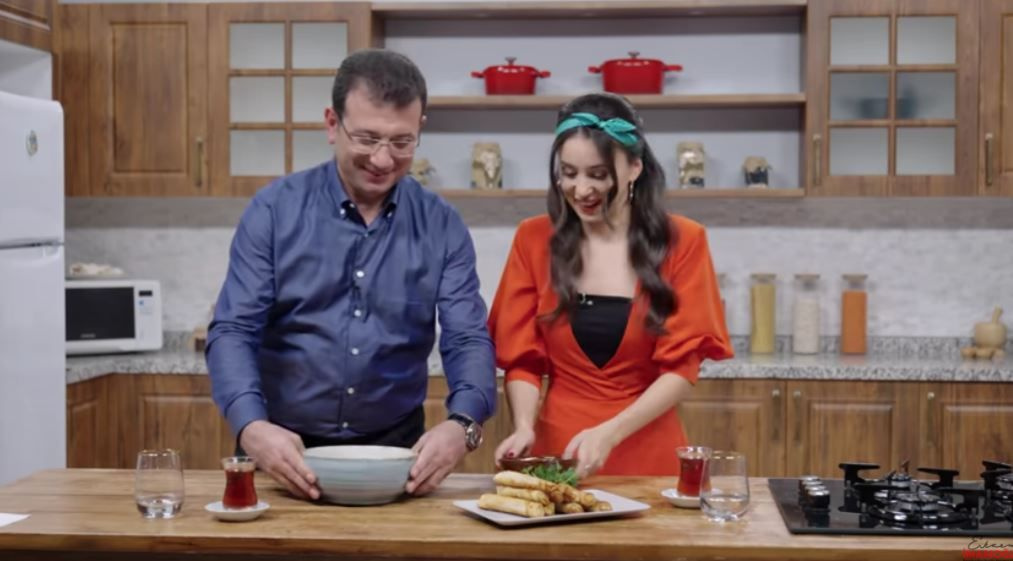 İBB Başkanı Ekrem İmamoğlu'nun eski işi bakın neymiş? Şarkıcı Karsu ile yemek videosu