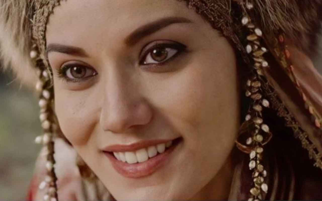 TRT1 Alparslan Büyük Selçuklu son bölümünde Fahriye Evcen'in şarkısı büyüledi