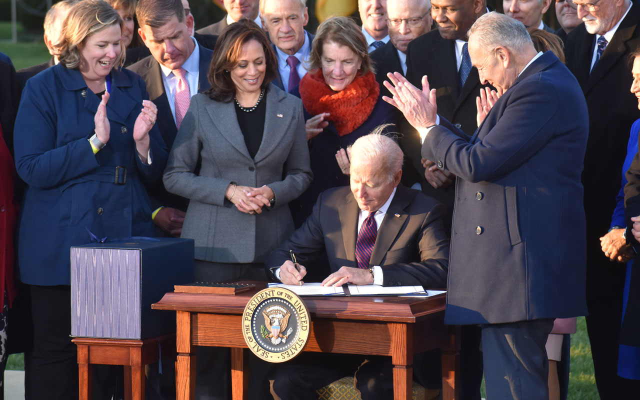 ABD Başkanı Biden 1 trilyon dolarlık altyapı paketini imzaladı