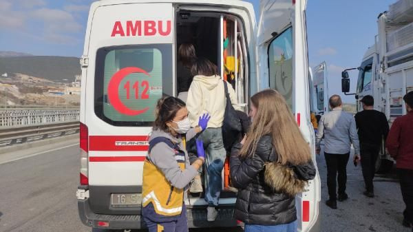 Bursa'da öğrencileri taşıyan otobüs kamyona çarptı: 24 yaralı var