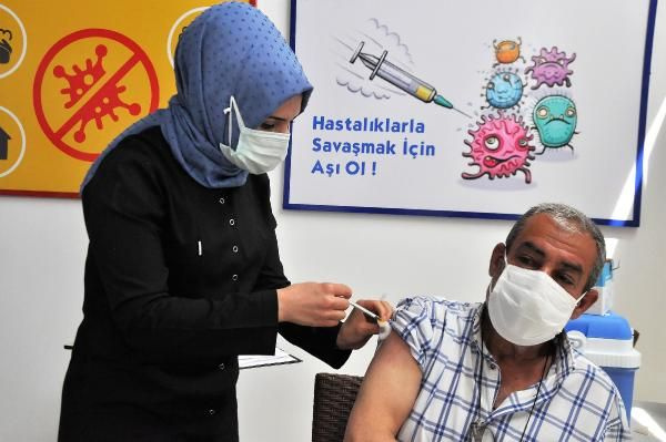 Doç. Dr. Hakan Akelma'dan aşı çağrısı! "Aşı olmak için yakınınızın ölmesini mi bekliyorsunuz?"
