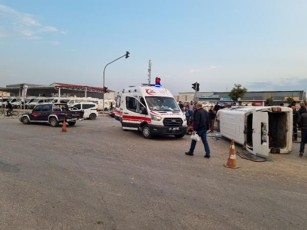 Adana'da kamyonet ile minibüs çarpıştı! 10 kişi yaralandı