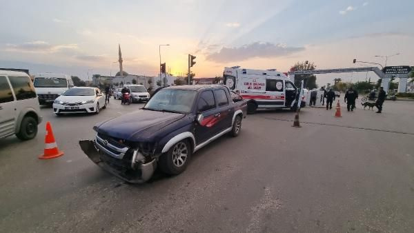 Adana'da kamyonet ile minibüs çarpıştı! 10 kişi yaralandı