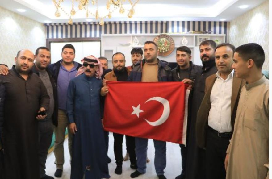 Suriyeli şarkıcı Ömer Süleyman serbest bırakıldı Türk bayrağıyla poz verdi