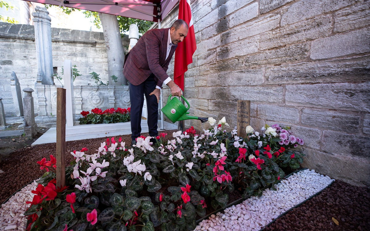 Adalet Bakanı Gül merhum şair ve yazar Sezai Karakoç'un mezarı başında dua etti