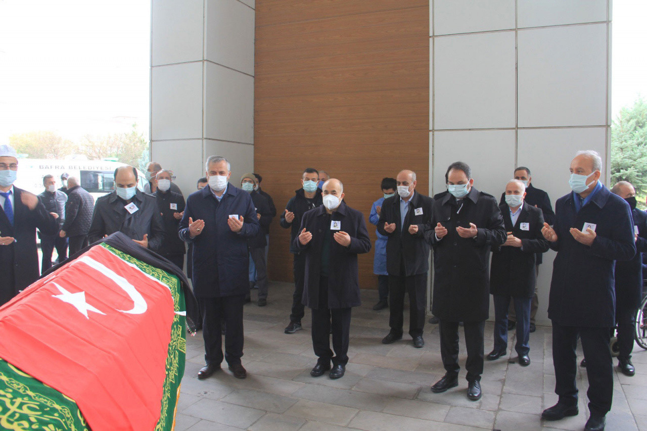 Koronavirüsten ölen kızının cenazesinde 'Bekle ben de geliyorum' diyen baba koronavirüse yenildi