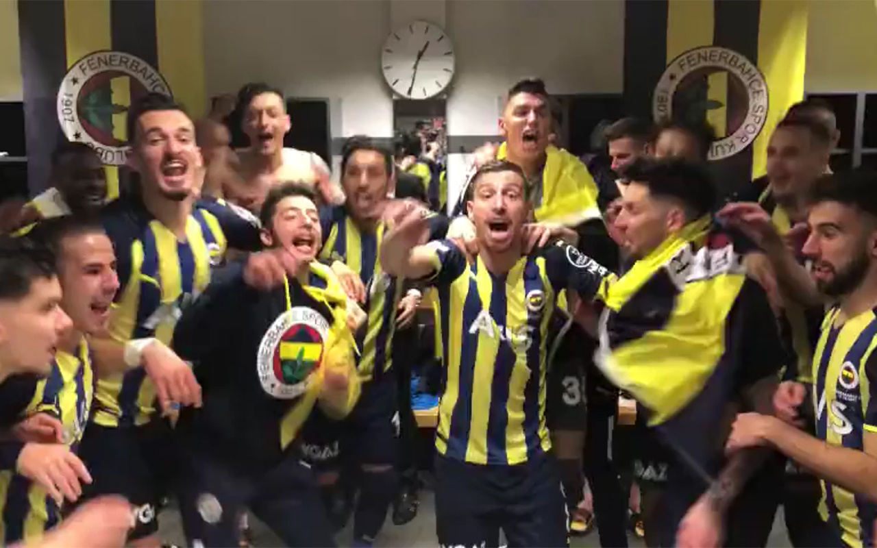 Fenerbahçe soyunma odası derbi sevinciyle yıkıldı