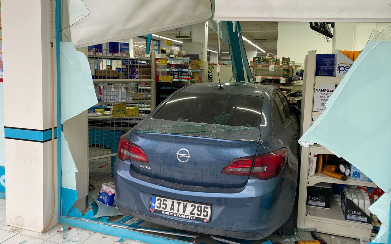 Konya'da park halindeki otomobil markete daldı