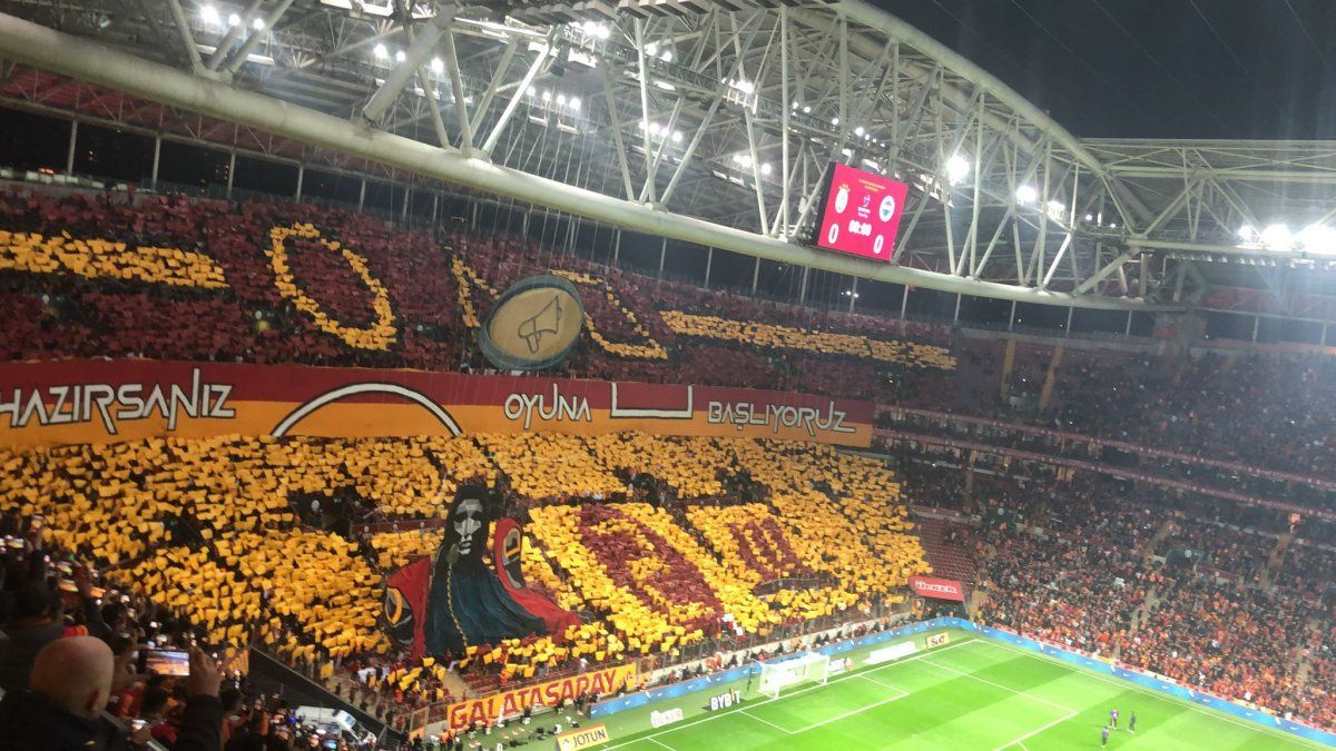 Galatasaray taraftarından Squid Game'li koreografi
