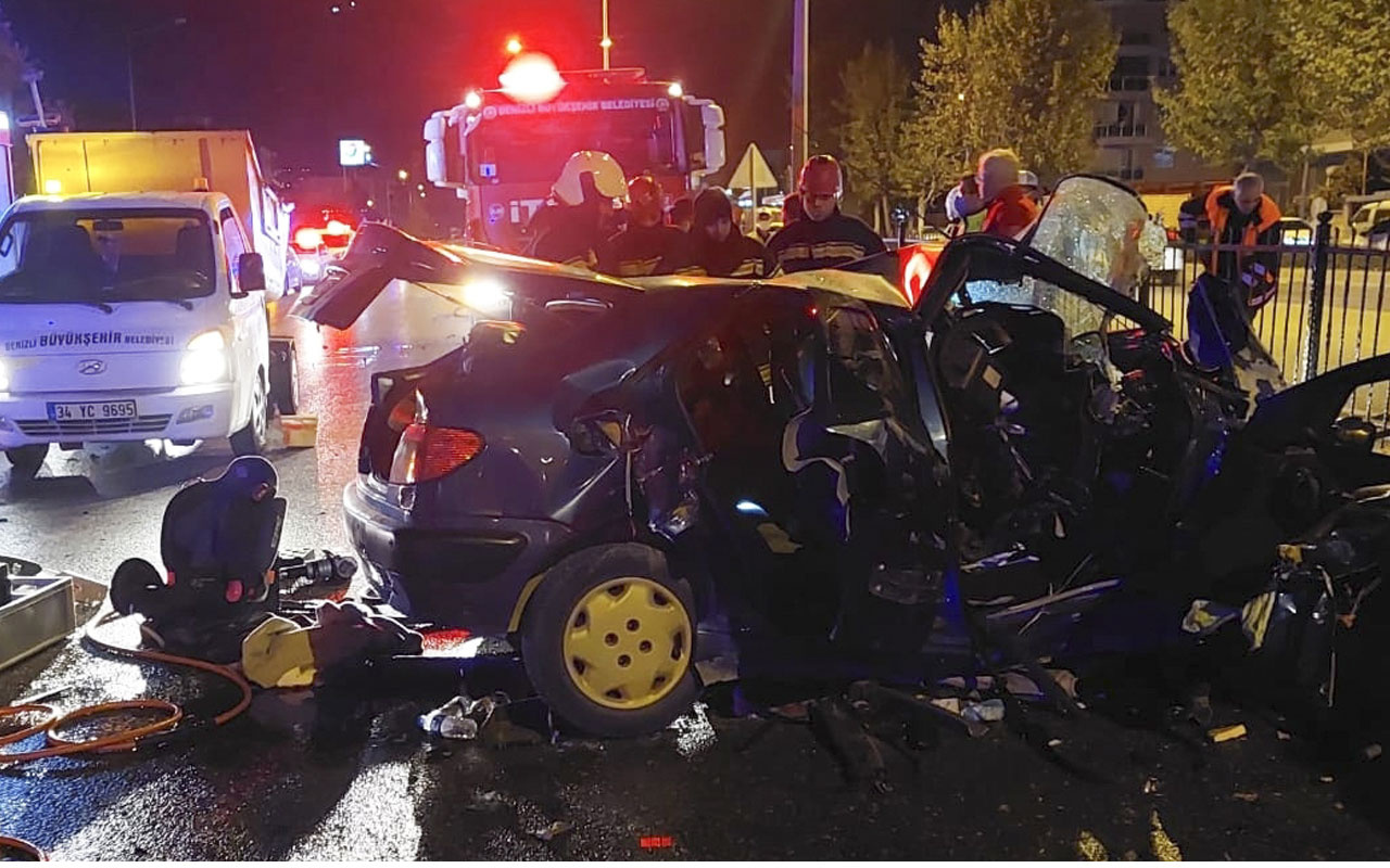 Denizli’de beton bariyere çarpan otomobilin sürücüsü hayatını kaybetti