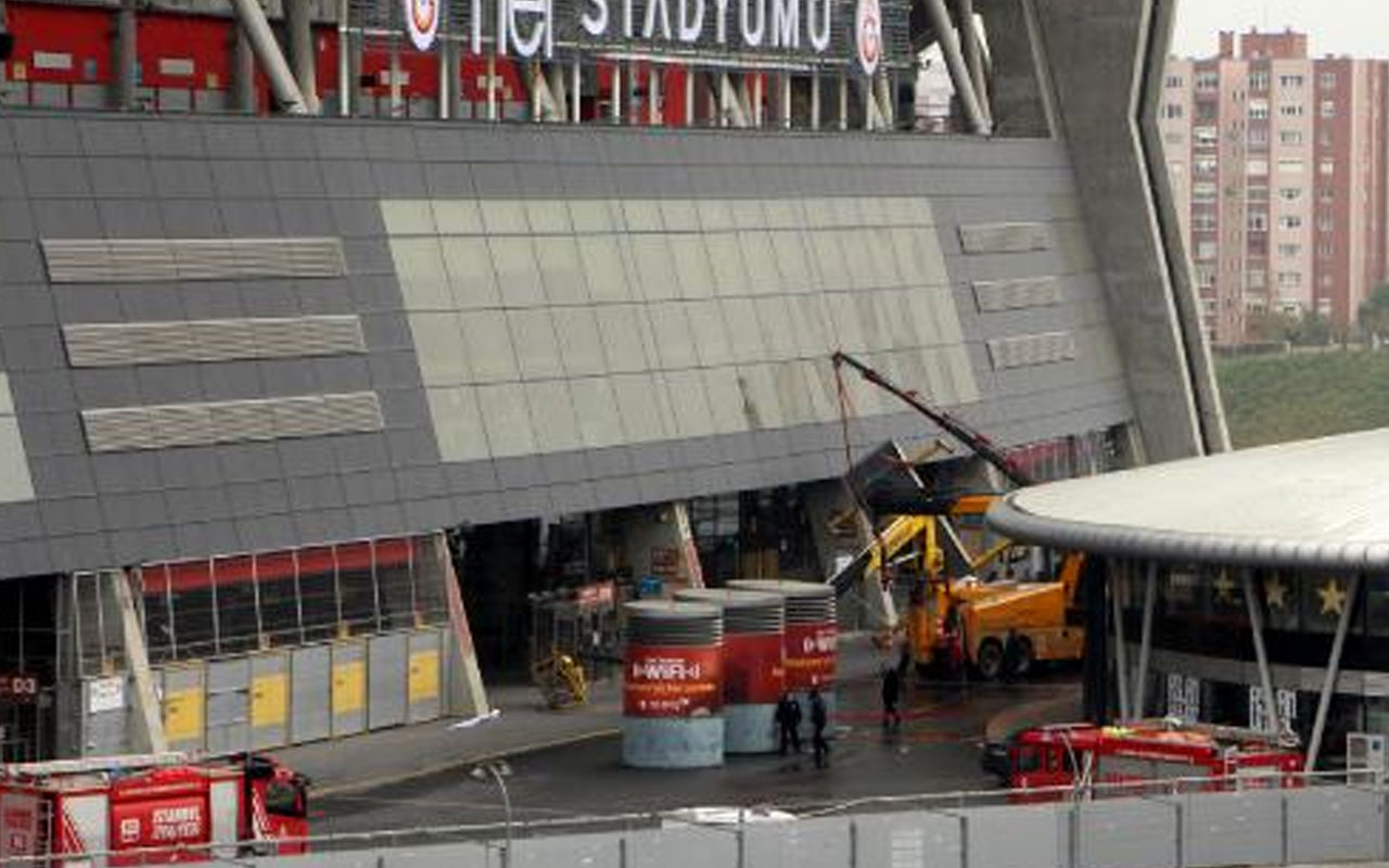 Galatasaray'ın stadyumunda vinç devrildi: 3 yaralı