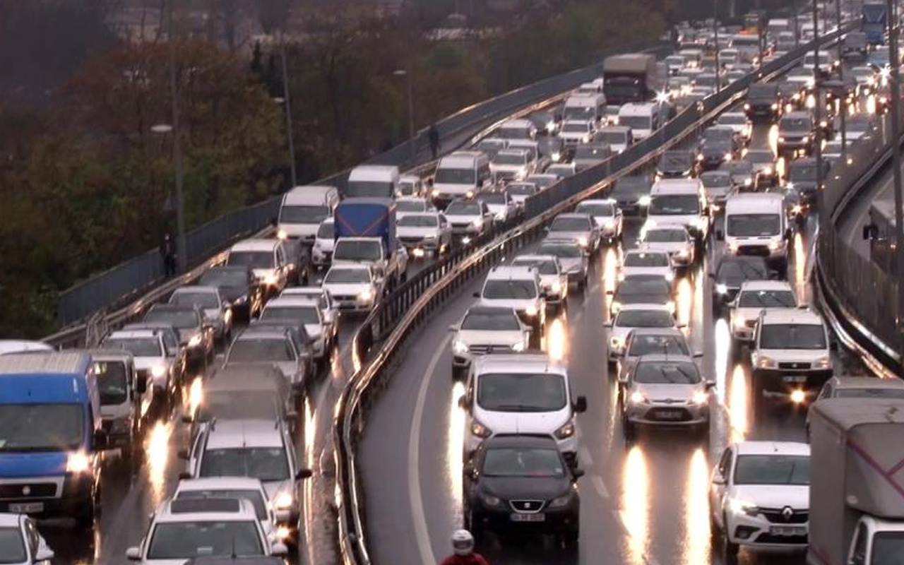 Yağışlı hava İstanbul'da trafiği durma noktasına getirdi