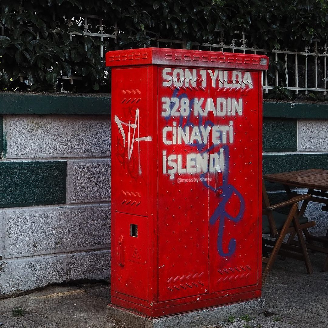 İstanbul Kadıköy'de sokak tabelaları gören telefona sarıldı! Twitter'ı salladı