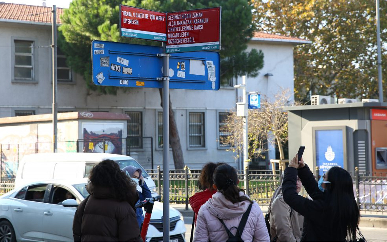 İstanbul Kadıköy'de sokak tabelaları gören telefona sarıldı! Twitter'ı salladı