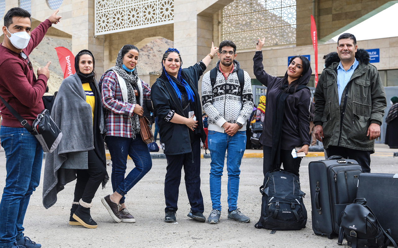 İranlılar akın akın bavullarla Türkiye'ye geliyor! Sınırda 'muhteşem cuma' kuyruğu