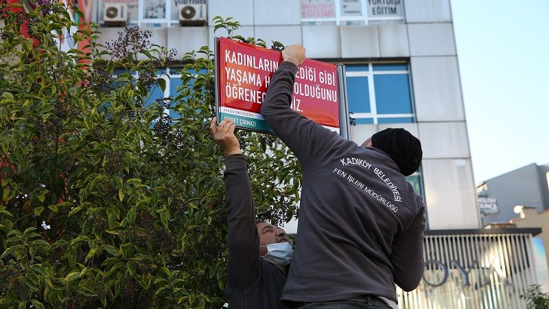 İstanbul Kadıköy'de sokak tabelaları gören telefona sarıldı! Twitter'ı salladı