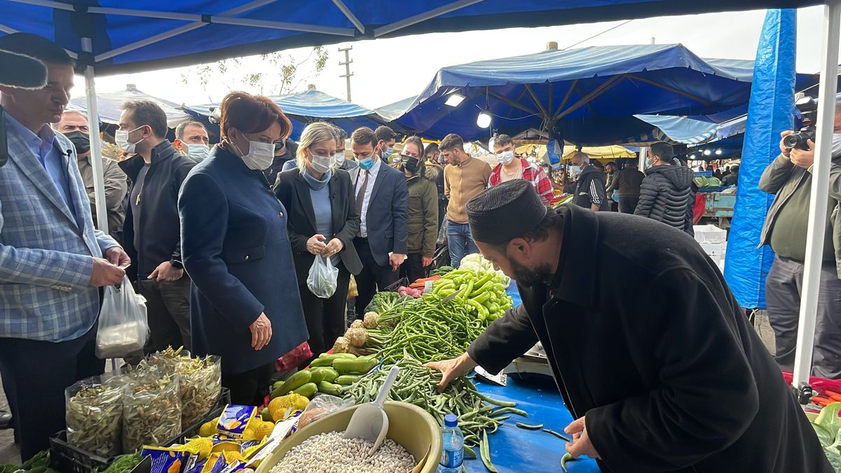İYİ Parti Genel Başkanı Meral Akşener Sakarya'da pazar esnafını ziyaret etti