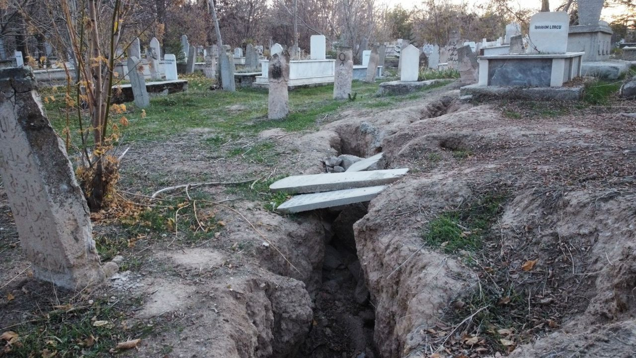 Afyonkarahisar'da mezarlıkta görenleri korkutan görüntü! Tüyler ürpertti