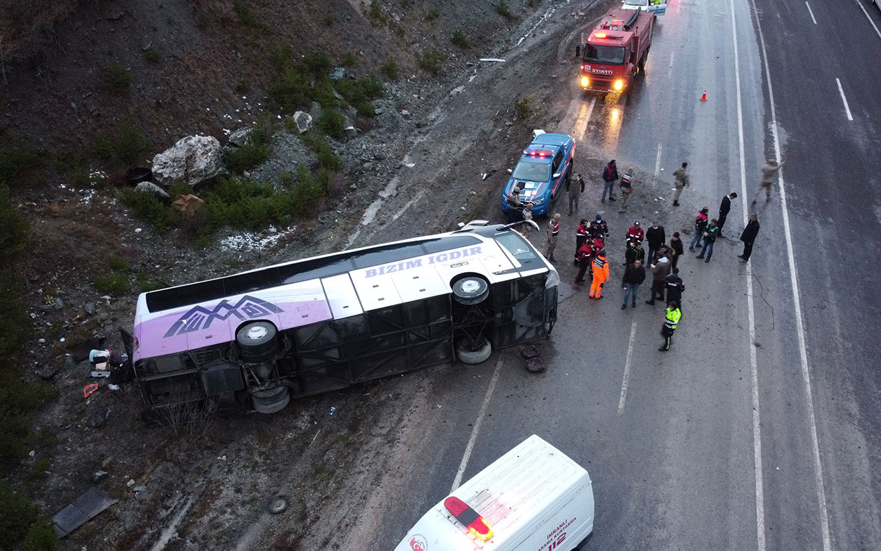 Erzincan'da yolcu otobüsü devrildi! Çok sayıda yaralı var