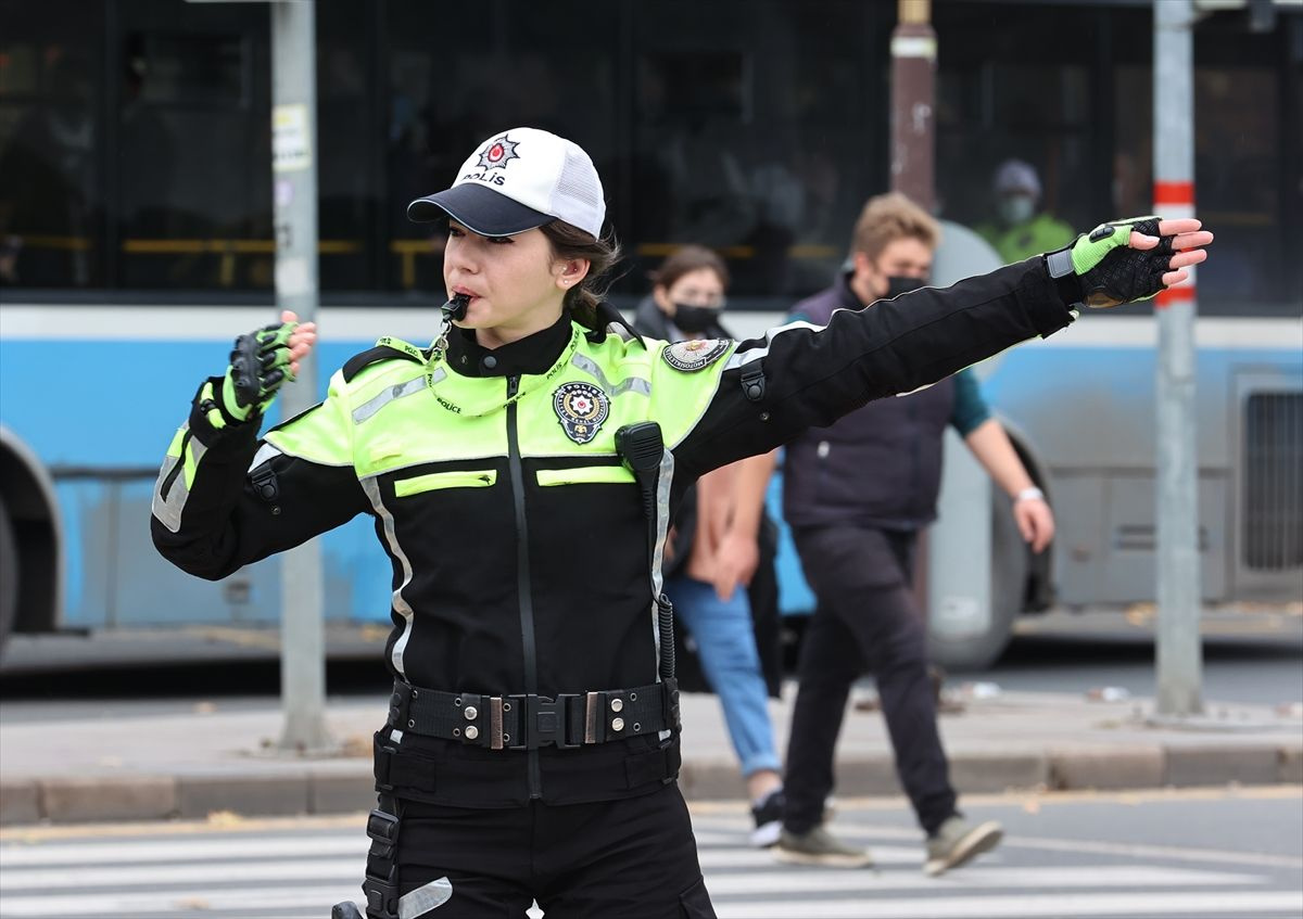 'Ankara'nın kalbi'nde trafik düzenini kadın polisler sağlıyor
