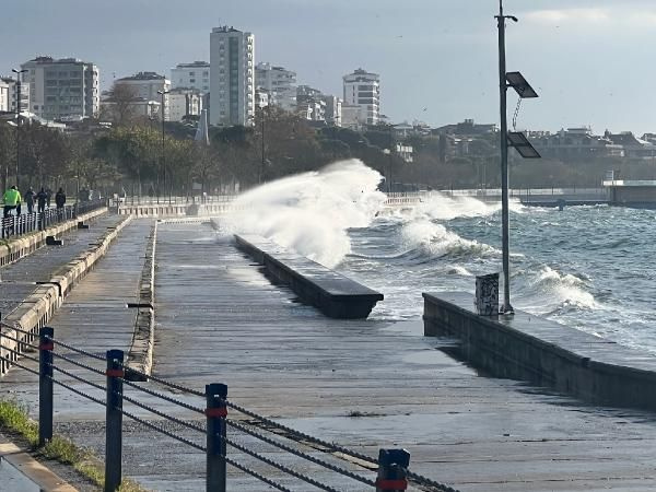 İstanbul'da lodos etkili oldu! Dalgaların yüksekliği 3 metreye kadar ulaştı