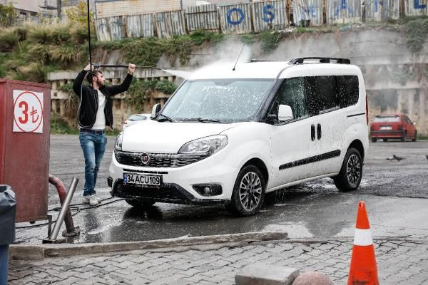 Sabah uyananlar şaştı kaldı! İstanbul'da lekeleri gören oto yıkamaya akın etti: Önümü göremiyordum