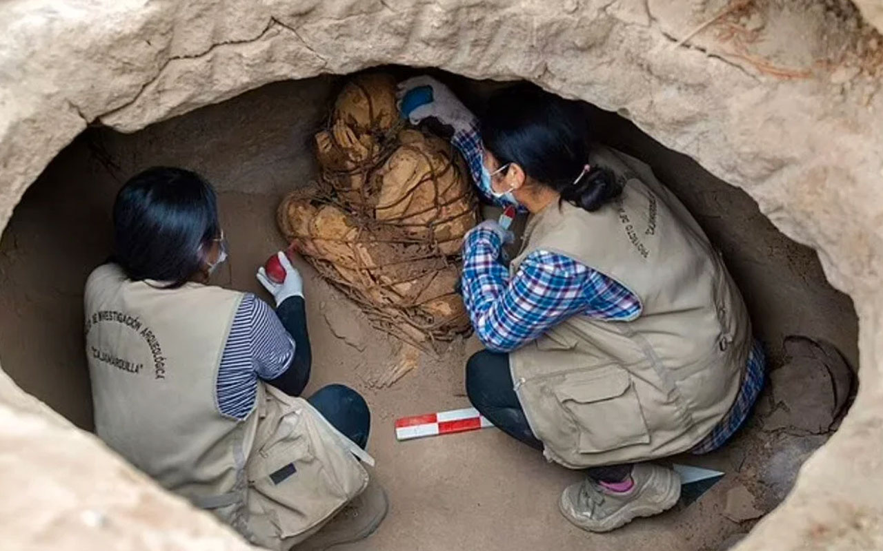 Elleriyle yüzünü kapatmış vücudu halatla bağlı olarak gömülen bin 200 yıllık mumya bulundu