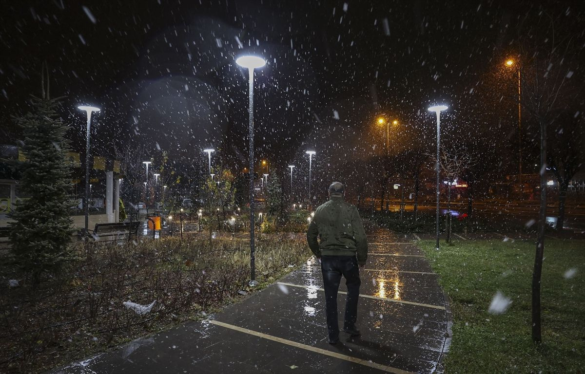 Ankara'ya mevsimin ilk karı yağdı! Gece yarısı fena bastırdı