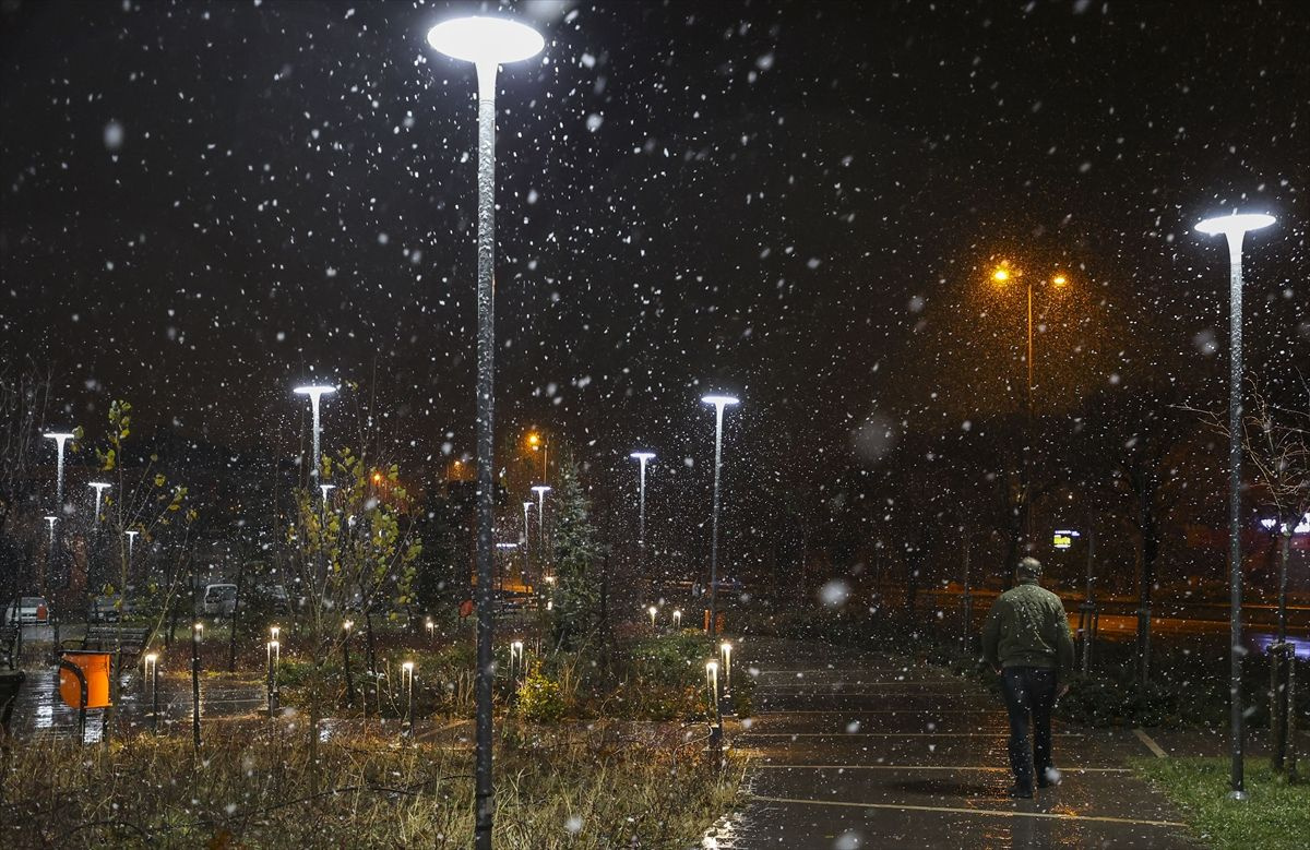 Ankara'ya mevsimin ilk karı yağdı! Gece yarısı fena bastırdı