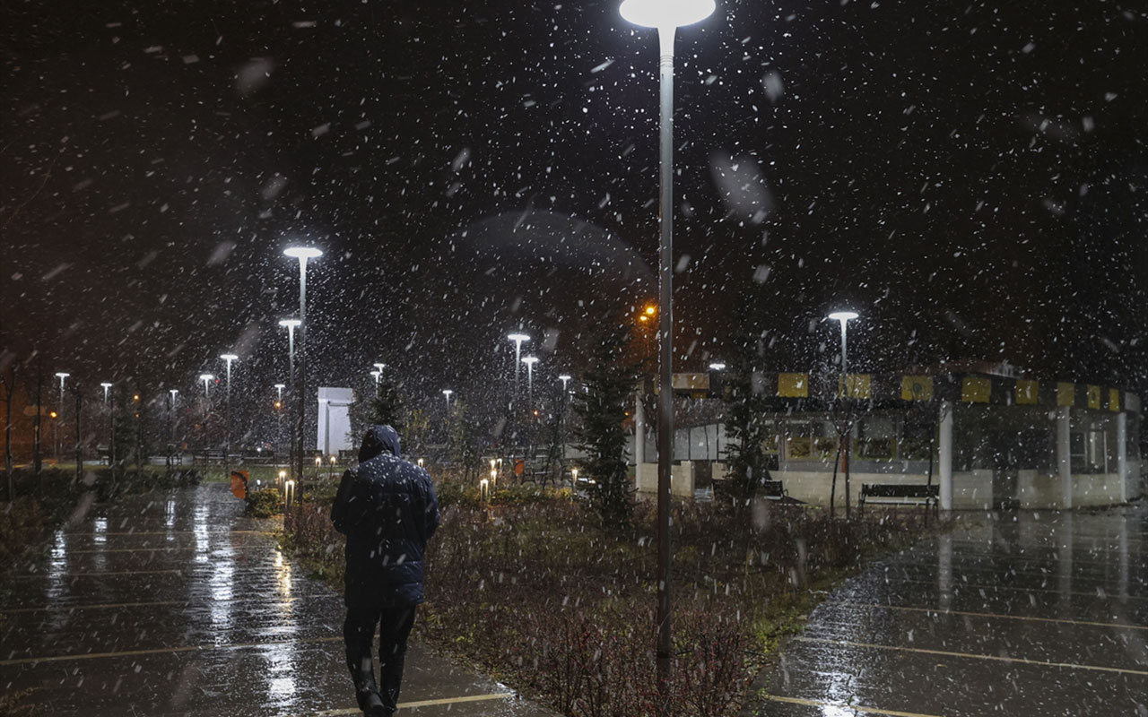 Ankara'ya mevsimin ilk karı yağdı! Gece yarısı fena bastırdı